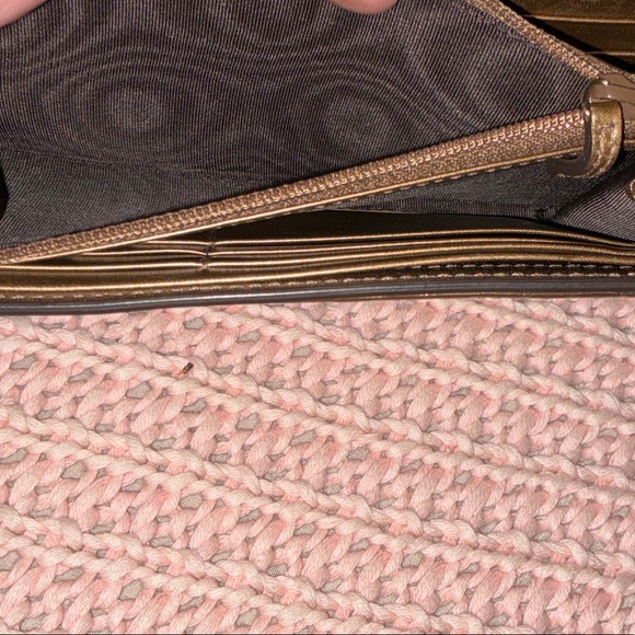 Gucci Metallic Gold Clutch with Chain - Picture 4 of 7